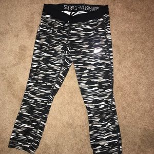 Nike cropped camouflage athletic leggings